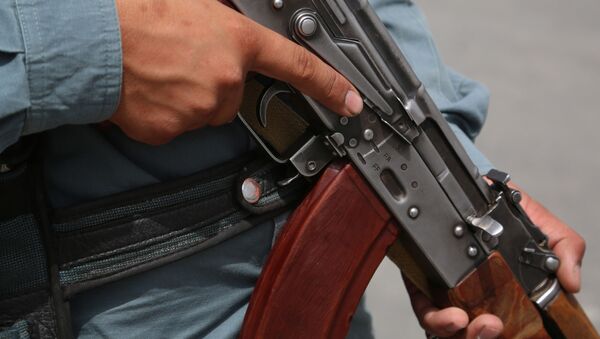 Une arme d'un policier afghane (image d'illustration) - Sputnik Afrique