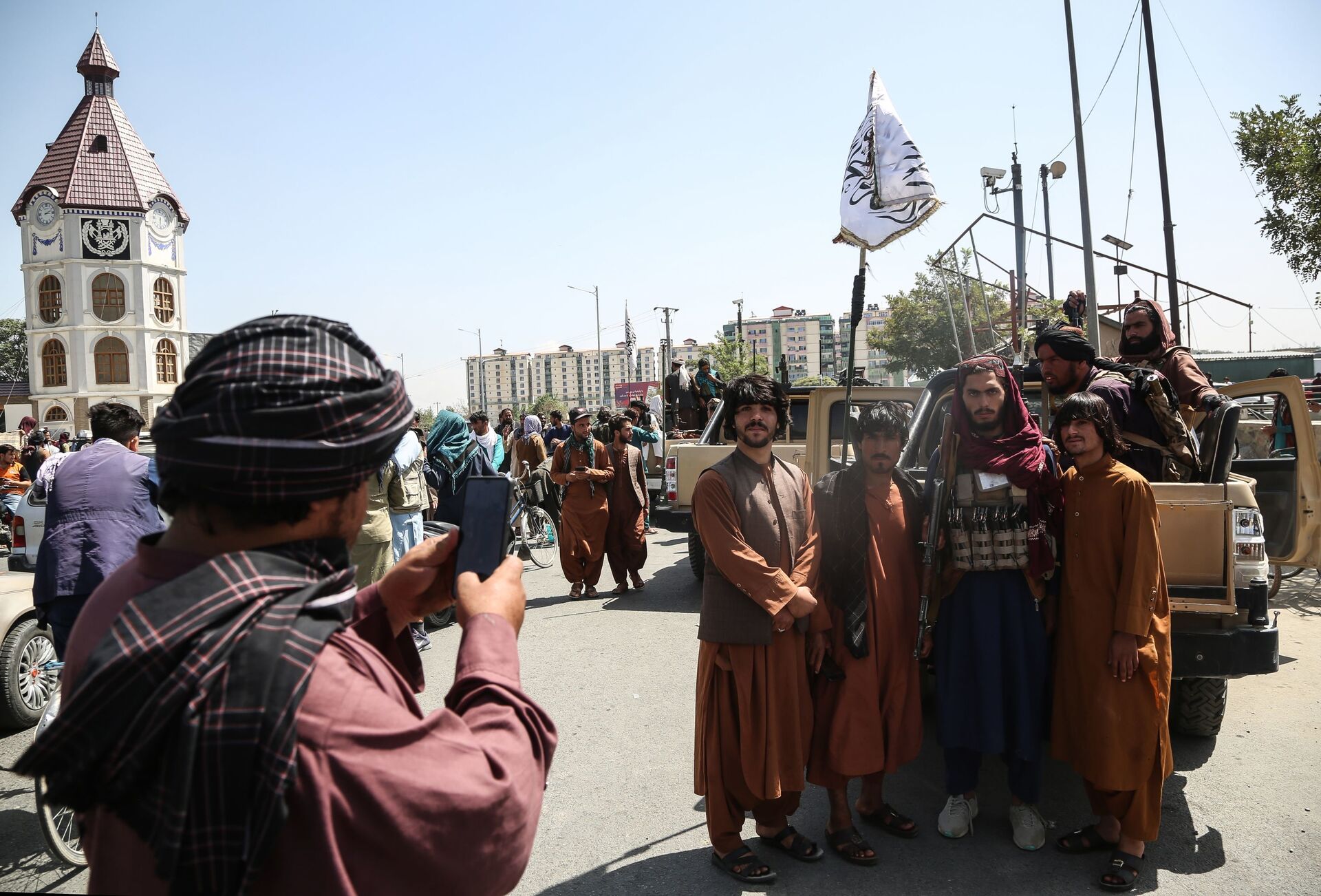 Taliban fighters (a terrorist group banned in Russia) pose for a photo in Kabul, Afghanistan.  - Sputnik Afrique, 1920, 21.09.2021