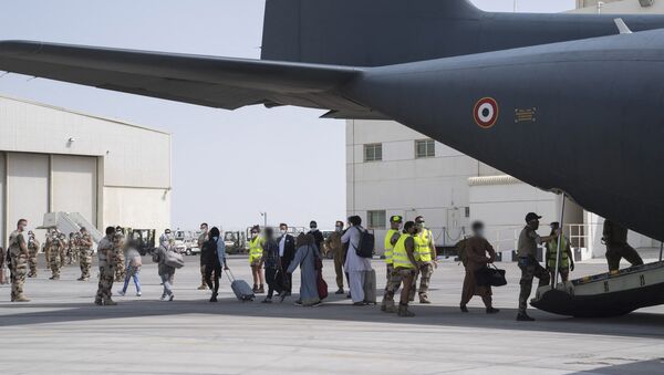 Des personnes ramenées de Kaboul à Abou-Dabi au bord d'un avion militaire français C130  - Sputnik Afrique