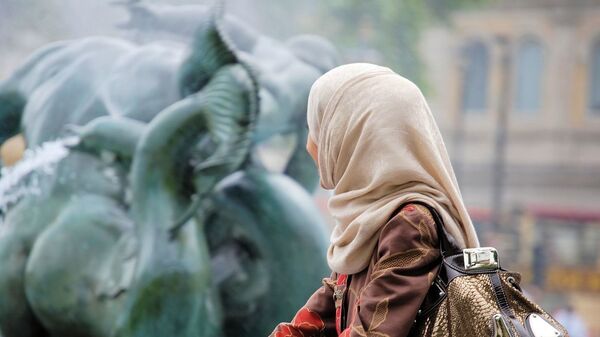 Jeune femme portant un voile musulman  - Sputnik Afrique