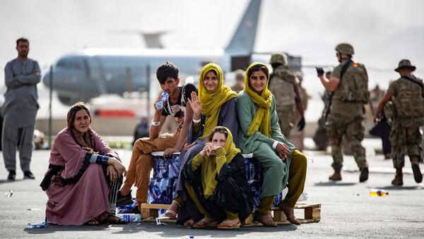 Des adolescents à l'aéroport à Kaboul, Afghanistan - Sputnik Afrique