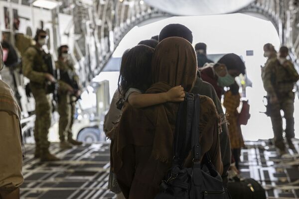 Lors de la réunion des ministres des Affaires étrangères des pays de l'UE le 18 août, la commissaire européenne aux Affaires intérieures Ylva Johansson a fait savoir la nécessité d'abandonner le rapatriement forcé des migrants en Afghanistan et d'augmenter les quotas d'admission des réfugiés afghans.Sur la photo: des réfugiés afghans sortent d'un avion de l'armée de l'air australienne à la base aérienne d'Al Minhad, près de Dubaï. - Sputnik Afrique