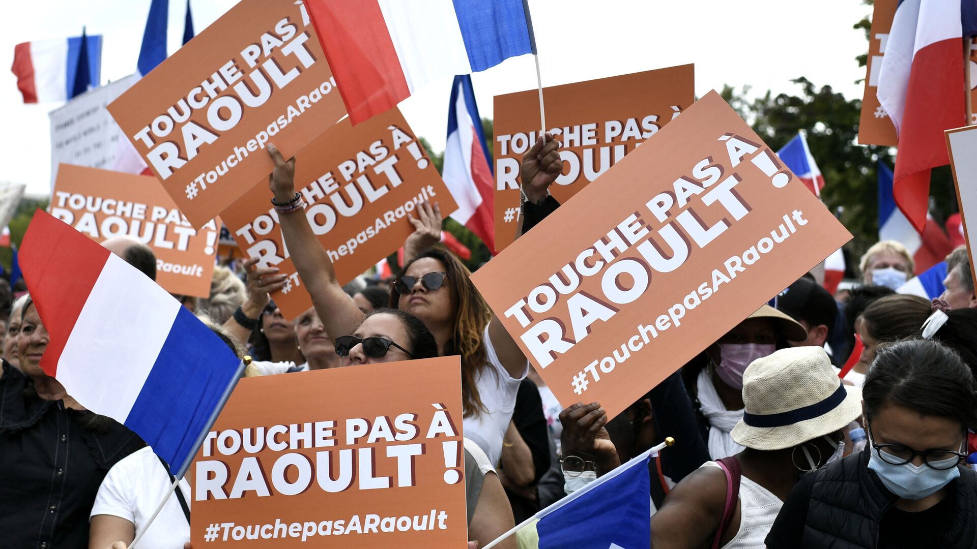Manifestants à Paris brandissent des pancartes «Touche pas à Didier Raoult!» - Sputnik Afrique, 1920, 23.08.2021