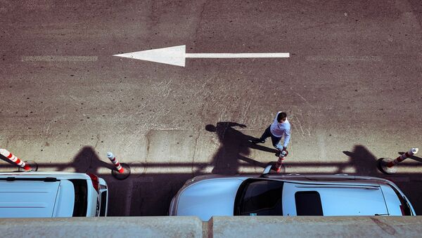 Un homme près d'une voiture, image d'illustration - Sputnik Afrique