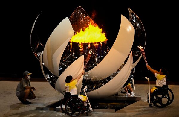 La cérémonie d'ouverture des Jeux paralympiques d'été a eu lieu mardi au stade national de Tokyo sous le slogan «Nous avons des ailes».Sur la photo: allumage de la flamme lors de la cérémonie d'ouverture des XVIe Jeux paralympiques d'été à Tokyo.  - Sputnik Afrique