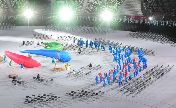 Quelques heures avant l'ouverture des Jeux paralympiques, le relais de la flamme paralympique s’est terminé au parc Yoyogi, à Tokyo.Sur la photo: artistes lors de la cérémonie d'ouverture des Jeux paralympiques 2020 à Tokyo. - Sputnik Afrique