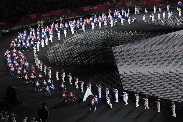 Les athlètes russes ont participé à la cérémonie d'ouverture des XVIe Jeux paralympiques d'été à Tokyo. Ils sont sortis de sous le drapeau arborant le symbole paralympique des «Trois Agitos». - Sputnik Afrique