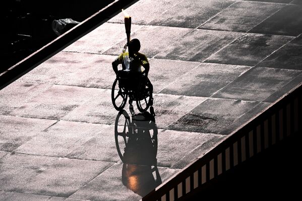 Le relais de la flamme paralympique lors de la cérémonie d'ouverture des Jeux paralympiques 2020 à Tokyo. - Sputnik Afrique
