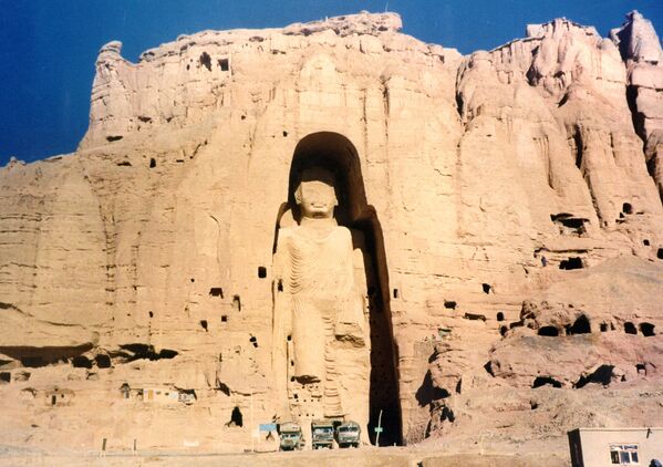 Dans les montagnes au nord-est du Pamir, vivent les ismaéliens, l'une des branches du chiisme. En Afghanistan, se trouvent aussi des chrétiens ainsi que des groupes professant le bouddhisme et le zoroastrisme.Sur la photo: l'une des deux statues géantes de Bouddha de la vallée de Bamiyan, datant du VIe siècle après J.-C., détruites en 2001 par les talibans* (photo d'archive de 1997). - Sputnik Afrique