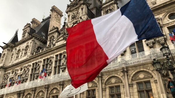 Un drapeau français sur le fond de la Mairie de Paris - Sputnik Afrique