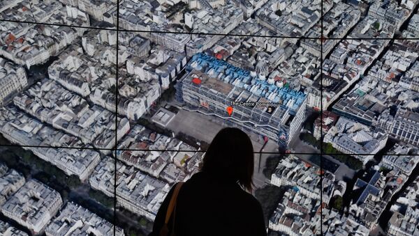 Une personne observe la carte de Paris de Google Earth. - Sputnik Afrique