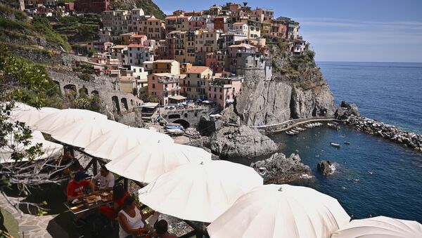 Des gens en terrasse d'un café italien, La Spezia - Sputnik Afrique