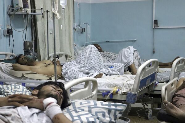 Le groupe terroriste État islamique* a revendiqué les attentats. Sur la photo: personnes blessées après les explosions dans un hôpital de Kaboul. - Sputnik Afrique