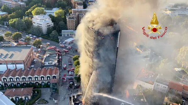 À Milan, un immeuble résidentiel de plusieurs étages a complètement brûlé. Des photos et des vidéos de l'incendie sont apparues sur les réseaux sociaux. Les images montrent comment l'incendie a rapidement englouti tout le bâtiment, le transformant littéralement en une torche. - Sputnik Afrique