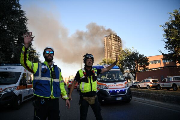 Des dizaines d'ambulances et de camions de pompiers sont arrivés sur les lieux dans le sud de Milan. Le bâtiment a été encerclé par la police. - Sputnik Afrique
