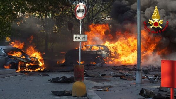 À cause de l'incendie, des voitures garées à côté de l'immeuble ont pris feu. - Sputnik Afrique