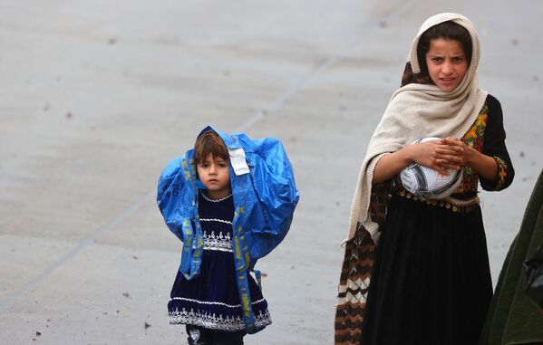 Trois enfants sont nés pendant les vols arrivant à la base aérienne.Sur la photo: des enfants afghans à la base aérienne de Ramstein. - Sputnik Afrique