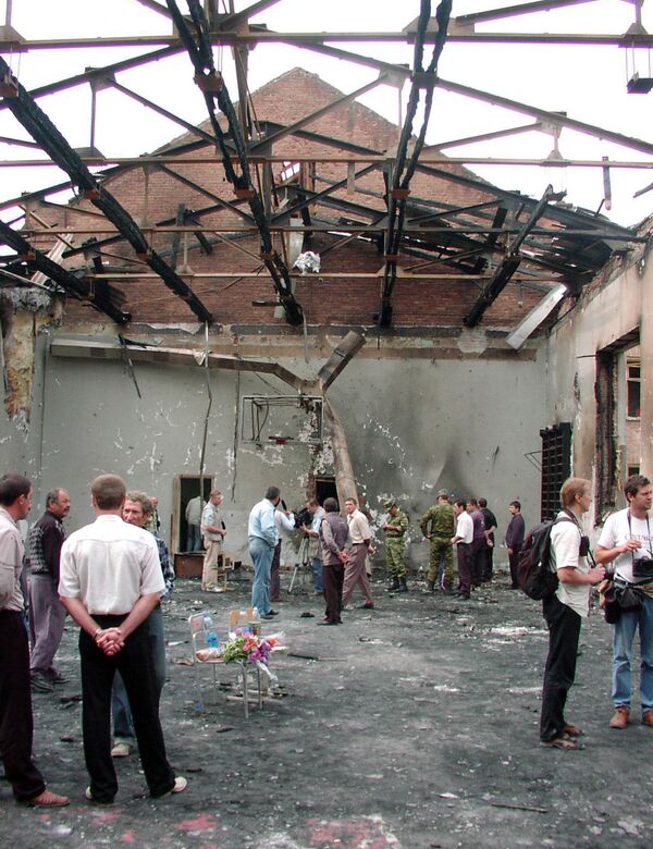 Le 2 septembre, après des négociations avec l'ancien Président de l'Ingouchie, Rouslan Aouchev, les terroristes ont accepté de libérer 26 femmes et bébés, mais ont ensuite durci les conditions pour le reste des otages, refusant catégoriquement d’accepter des médicaments, de la nourriture et de l'eau pour eux. Épuisés et apeurés, les otages ont commencé à perdre espoir. Sur la photo: dans l'école n°1 de Beslan, détruite lors de l'attentat terroriste. - Sputnik Afrique