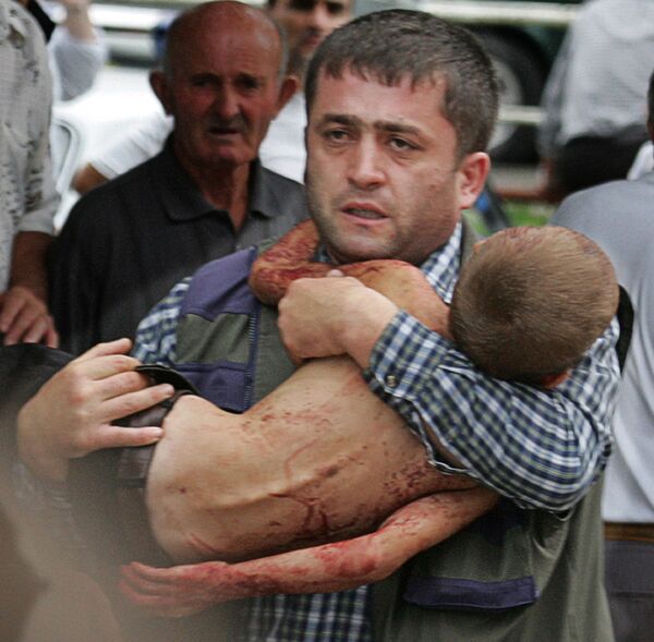 À 15h16, tous les otages vivants ont été évacués. Mais à l'intérieur se trouvaient les corps de centaines de victimes, des manuels d'école éparpillés, brûlés et des uniformes scolaires ensanglantés: à cause de la chaleur insupportable dans le gymnase, de nombreux enfants s’étaient déshabillés. Sur la photo: opération de sauvetage des otages à Beslan, le 3 septembre 2004. - Sputnik Afrique