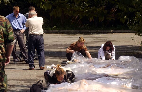 Au total, 334 personnes sont mortes à la suite de l'attaque terroriste. 186 d'entre elles étaient des enfants âgés de 1 à 17 ans. Parmi les morts figuraient des proches des écoliers, des enseignants, ainsi que des employés des forces de l'ordre et du ministère des Situations d'urgence. Sur la photo: proches des otages décédés lors de l'identification à la morgue de Vladikavkaz, le 3 septembre 2004. - Sputnik Afrique