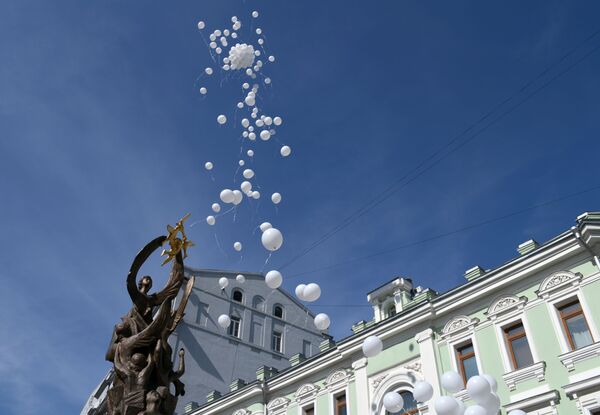 Dans la cour de l'école, qu'il a été décidé de conserver en l’état, une église a été érigée grâce aux dons des habitants d'Ossétie du Nord et d'autres régions de Russie. Exception dans le pays, l’année scolaire dans les écoles d'Ossétie du Nord commence désormais le 4 septembre. Sur la photo: des ballons blancs dans le ciel de Beslan à la mémoire des victimes de l'attentat terroriste du 1er septembre 2004. - Sputnik Afrique
