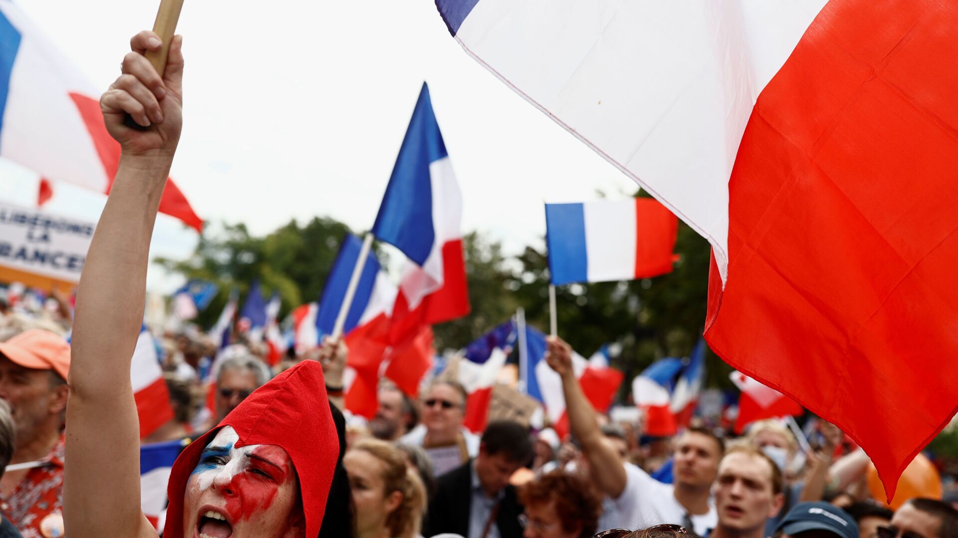 Des drapeaux français brandis lors d'une manifestation anti-pass sanitaire à Paris, le 21 août  2021 - Sputnik Afrique, 1920, 16.01.2022