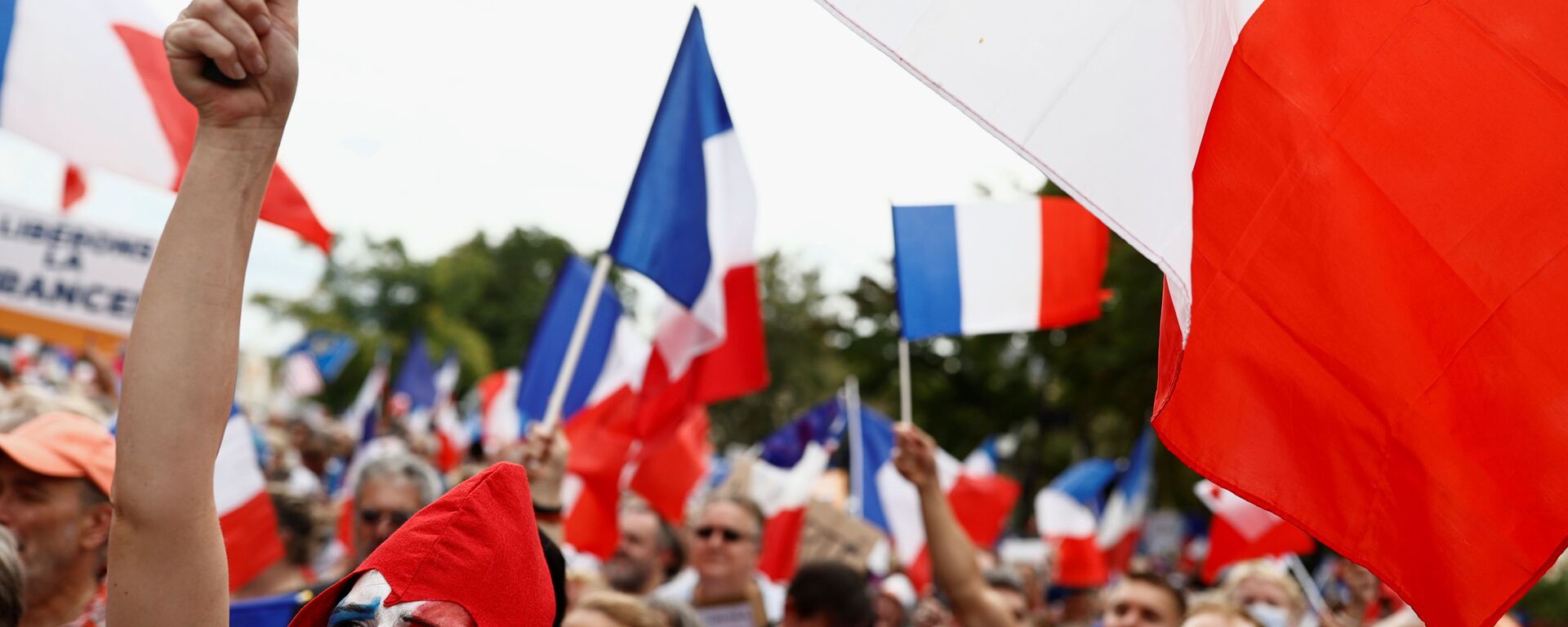 Des drapeaux français brandis lors d'une manifestation anti-pass sanitaire à Paris, le 21 août  2021 - Sputnik Afrique, 1920, 16.01.2022