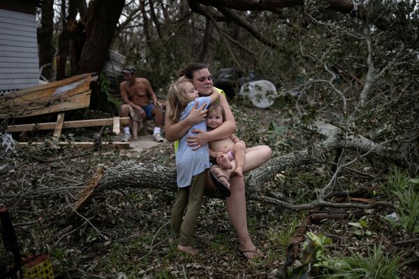 Ida a frappé les côtes de La Nouvelle-Orléans pour le 16e anniversaire du passage de Katrina, l’ouragan qui avait détruit des barrages, inondé la ville et fait 1.800 victimes en 2005. Cette fois, La Nouvelle-Orléans a échappé à l’inondation catastrophique que craignaient les édiles, mais les dégâts sont importants. Sur la photo: une famille dans une maison détruite à Golden Meadow, en Louisiane. - Sputnik Afrique