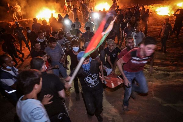 Selon le porte-parole de l’armée israélienne, plus d’un millier de personnes se sont rassemblées devant la barrière de sécurité dans la bande de Gaza. Les manifestants jettent des explosifs et brûlent des pneus. - Sputnik Afrique