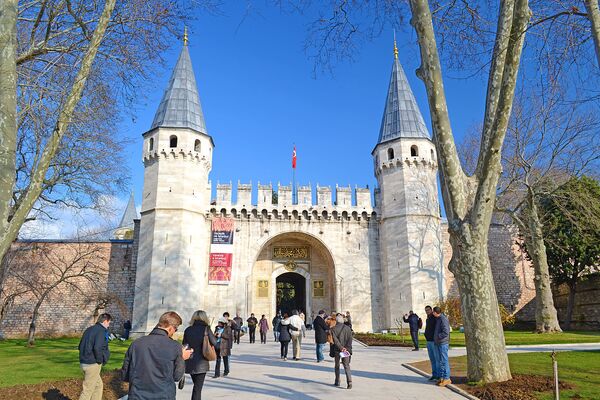 Le palais de Topkapi à Istanbul. Le rapport entre sa largeur et sa hauteur est de 1,572, soit seulement 3% de moins que le nombre d'or correspondant à 1,618. L'âge de ce complexe historique, situé sur le pittoresque promontoire de Sarayburnu, à l'endroit où le célèbre détroit du Bosphore rejoint la mer de Marmara, est de plus de 500 ans. Topkapi était le principal palais de l'Empire ottoman jusqu'au milieu du XIXe siècle. Il a servi de résidence à 25 sultans turcs. - Sputnik Afrique