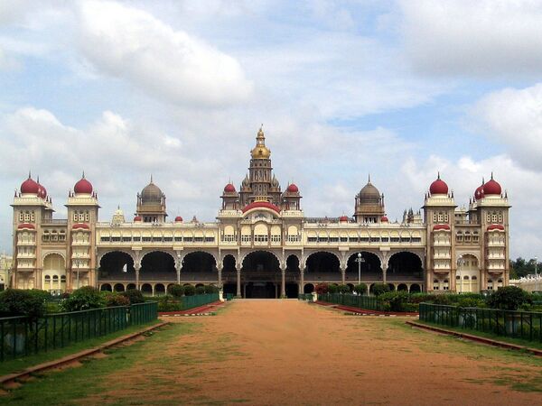 Le palais de Mysore en Inde (1,690). C'est la deuxième attraction la plus populaire de l’Inde. Autrefois capitale du royaume de Mysore, la ville est aujourd'hui la deuxième de l'État du Karnataka. Le palais, qui servait de résidence aux rajas, a été à multiples reprises ravagé par le feu. Le bâtiment actuel a été érigé en 1897. En plus des styles indien et musulman, le palais moderne possède également des notes gothiques, puisqu'il a été conçu par l'architecte britannique Henry Irwin. - Sputnik Afrique