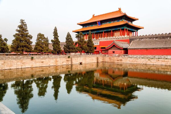 La Porte de la Prouesse Divine (1,783) est la porte nord de la Cité interdite de Pékin, le plus grand complexe palatial au monde qui, de 1420 à 1912, a servi de résidence aux empereurs chinois et à leurs familles, ainsi que de centre cérémoniel du gouvernement chinois. - Sputnik Afrique