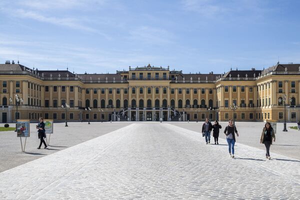 Le château de Schönbrunn (1,359), résidence d'été des empereurs d’Autriche de la maison de Habsbourg, est situé à seulement 6 km à l'ouest du centre de Vienne. Construit au début du XVIIIe siècle, il est toujours considéré comme l'une des principales attractions de l'Autriche et l'un des plus beaux palais d'Europe. - Sputnik Afrique