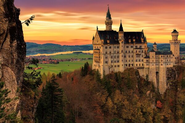 Situé près de Füssen, dans le sud-ouest de la Bavière, le célèbre château de Neuschwanstein (2.0), qui appartenait au roi Louis II de Bavière, est l'une des destinations touristiques les plus populaires du sud de l'Allemagne. Il se dresse sur l'emplacement de deux forteresses, qui étaient en ruines au moment de sa construction. Le château a été construit de 1869 à 1886. Les énormes dépenses engagées pour le bâtir ont été l'une des raisons pour lesquelles Louis II a été déclaré incapable et destitué. - Sputnik Afrique