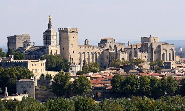 Le palais des Papes d’Avignon (2,158) est le plus magnifique édifice gothique du monde. D’une superficie de 15.000 mètres carrés, il est l'un des sites les plus visités de France. Avignon a été le refuge de papes de 1309 à 1377. C’est à cette époque-là que le Palais des Papes a été construit. En 1906, les autorités françaises ont procédé à une reconstruction, après quoi l'ancienne résidence des représentants de saint Pierre est devenue un musée national. - Sputnik Afrique
