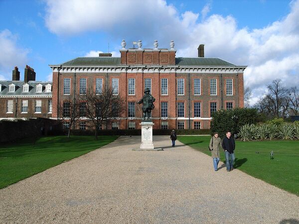 Fondé en 1605, le palais de Kensington (2,375) est un petit édifice situé à l'ouest de Londres. La princesse Diana en était officiellement considérée comme la propriétaire depuis son mariage en 1981 jusqu'à sa mort en 1997. Aujourd’hui, il appartient à son fils aîné, William, et à l’épouse de celui-ci. - Sputnik Afrique
