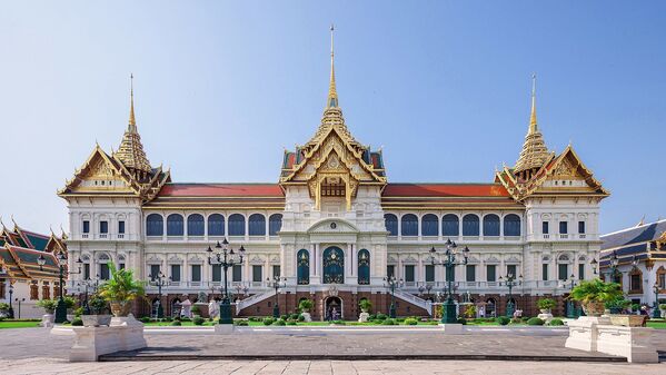 Le Chakri Maha Prasat Hall (2,813) fait partie du Grand Palais royal de Bangkok. Construit pendant le règne du roi Chulalongkorn (Rama V), suivant un projet de l'architecte britannique John Clunich en 1869-1873, il combine les traditions architecturales siamoise et européennes. Seules trois des onze salles ont pu être préservées à ce jour. - Sputnik Afrique