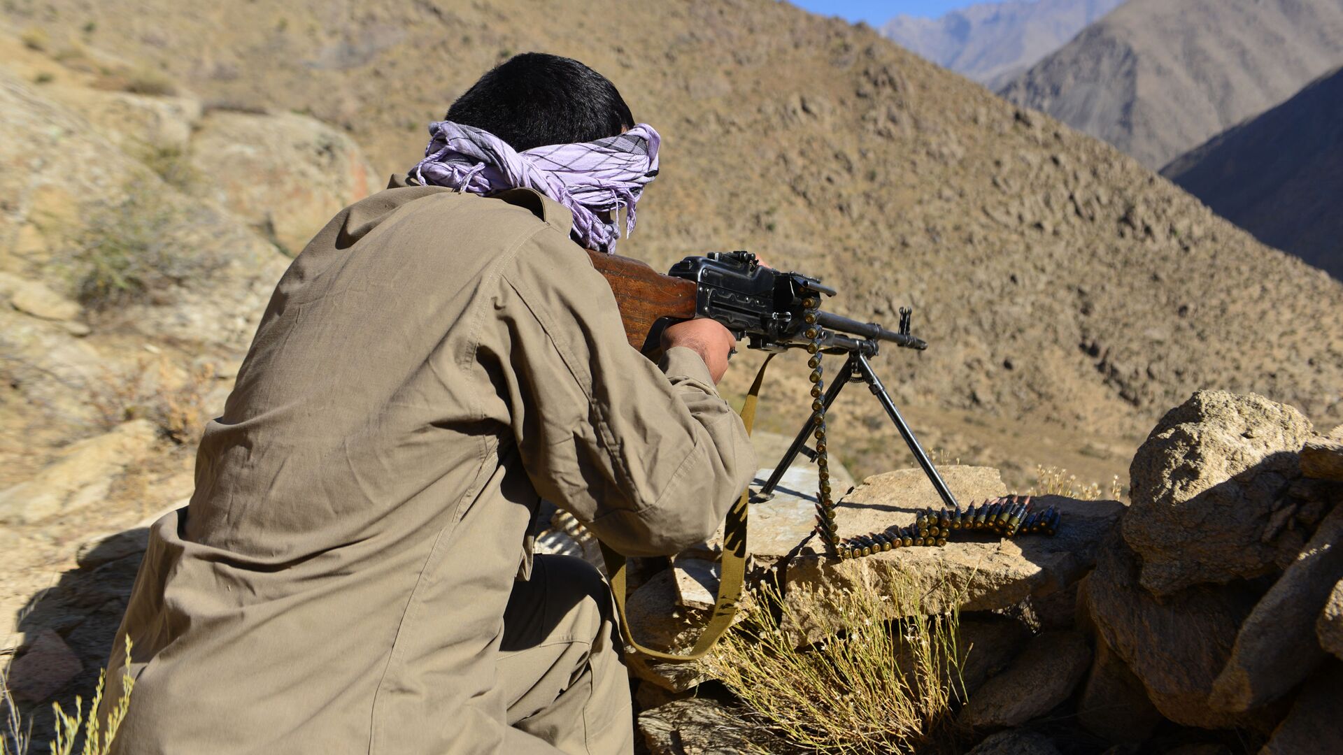 An Afghan resistance movement and anti-Taliban uprising forces personnel takes part in a military training at Malimah area of Dara district in Panjshir province on September 2, 2021 as the valley remains the last major holdout of anti-Taliban forces. - Sputnik Afrique, 1920, 08.01.2022