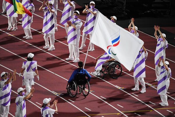 Un athlète de l'équipe du Comité paralympique russe portant le drapeau lors de la cérémonie de clôture des XVIes Jeux paralympiques d'été à Tokyo. - Sputnik Afrique
