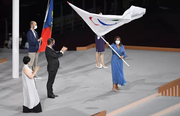 Les prochains Jeux paralympiques d'été se dérouleront du 28 août au 8 août 2024 à Paris. Sur la photo (de gauche à droite): Yuriko Koike, gouverneur de Tokyo, Andrew Parsons, président du Comité international paralympique, et Anne Hidalgo, maire de Paris, lors de la remise du drapeau paralympique dans le cadre de la cérémonie de clôture des XVIes Jeux paralympiques d'été à Tokyo.  - Sputnik Afrique