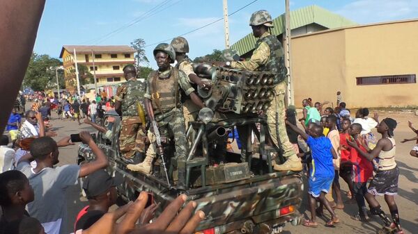 Жители аплодируют солдатам во время празднования восстания в Конакри, Гвинея - Sputnik Afrique