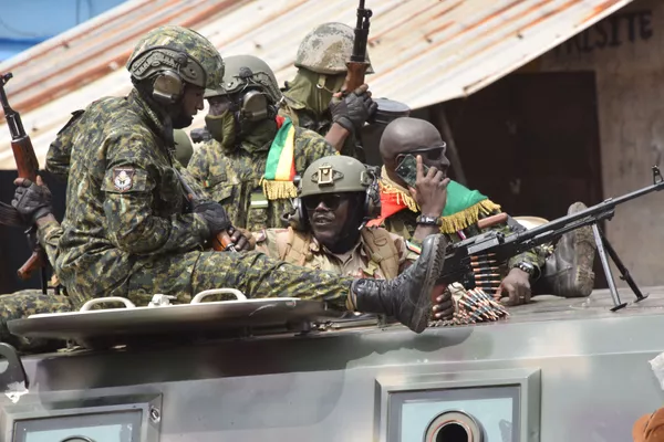 Une tentative de coup d'État a eu lieu en Guinée. Des militaires des forces spéciales ont publié dimanche 5 septembre une vidéo annonçant l'arrestation du Président Alpha Condé, qui avait dirigé le pays pendant plus de dix ans. Ils ont également instauré un couvre-feu dans tout le pays. Une tentative de coup d'État a eu lieu en Guinée. Des militaires des forces spéciales ont publié dimanche 5 septembre une vidéo annonçant l'arrestation du Président Alpha Condé, qui avait dirigé le pays pendant plus de dix ans. Ils ont également instauré un couvre-feu dans tout le pays. - Sputnik Afrique