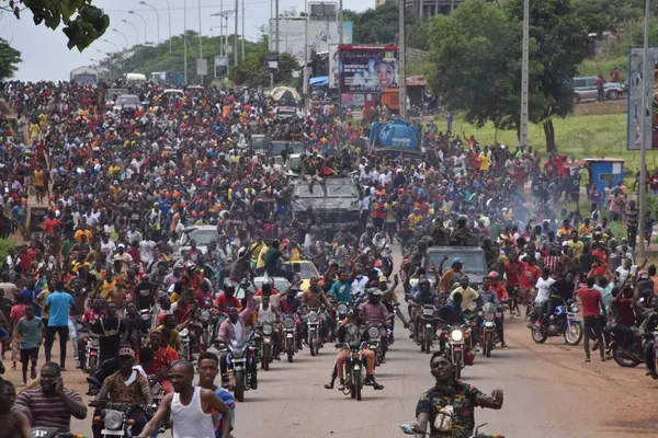 Vers 8 heures du matin, heure locale, le 5 septembre, des tirs nourris ont éclaté dans le centre de Conakry. Des colonnes de véhicules de transport de troupes ont pénétré dans la ville. Vers 8 heures du matin, heure locale, le 5 septembre, des tirs nourris ont éclaté dans le centre de Conakry. Des colonnes de véhicules de transport de troupes ont pénétré dans la ville. - Sputnik Afrique