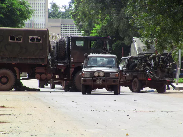 La seule route menant du Nord au palais présidentiel est bloquée par des militaires. La seule route menant du Nord au palais présidentiel est bloquée par des militaires. - Sputnik Afrique