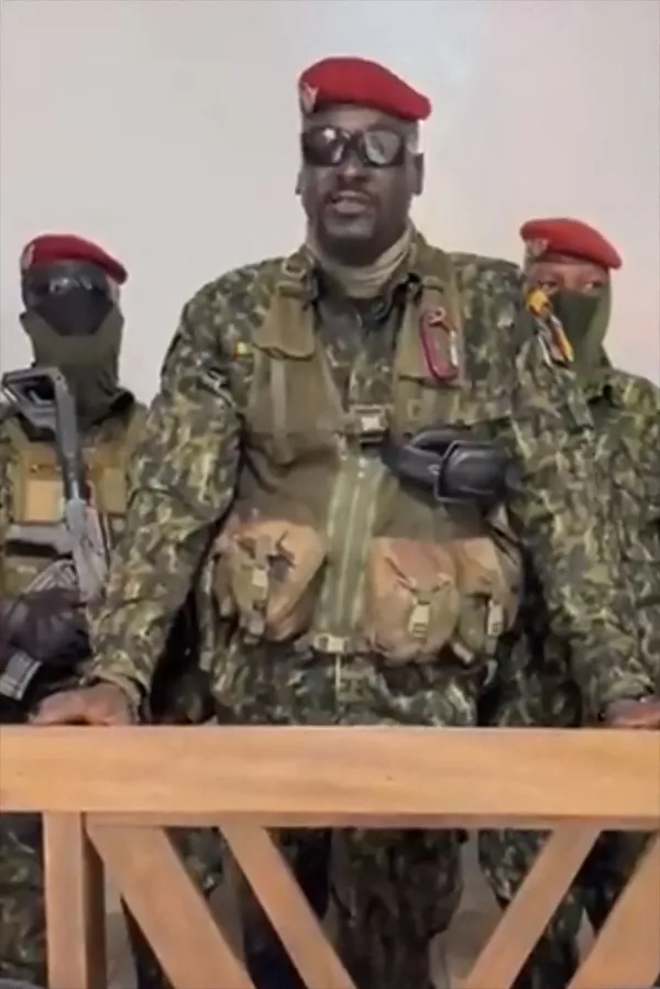 L'insurrection implique le Groupement de forces spéciales gouvernementales (GPS). Il s’agit d’une unité d'élite de l'armée guinéenne. Mieux formée et armée que les autres, donc. Le GPS est dirigé par le colonel Mamady Doumbouya, Malinké originaire de Kankan dans l'est du pays. Auparavant, il avait été légionnaire dans l'armée française. En 2018, il a été rappelé en Guinée pour diriger les forces spéciales fraîchement créées. Sur la photo: le colonel Doumbouya fait une déclaration après la capture du Président de la Guinée et la dissolution du gouvernement. L'insurrection implique le Groupement de forces spéciales gouvernementales (GPS). Il s’agit d’une unité d'élite de l'armée guinéenne. Mieux formée et armée que les autres, donc. Le GPS est dirigé par le colonel Mamady Doumbouya, Malinké originaire de Kankan dans l'est du pays. Auparavant, il avait été légionnaire dans l'armée française. En 2018, il a été rappelé en Guinée pour diriger les forces spéciales fraîchement créées. Sur la photo: le colonel Doumbouya fait une déclaration après la capture du Président de la Guinée et la dissolution du gouvernement. - Sputnik Afrique