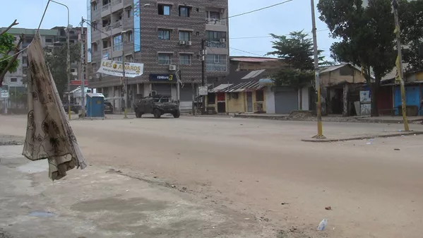 Un véhicule de l'armée dans un quartier de Conakry lors du putsch organisé par les forces spéciales. Un véhicule de l'armée dans un quartier de Conakry lors du putsch organisé par les forces spéciales. - Sputnik Afrique