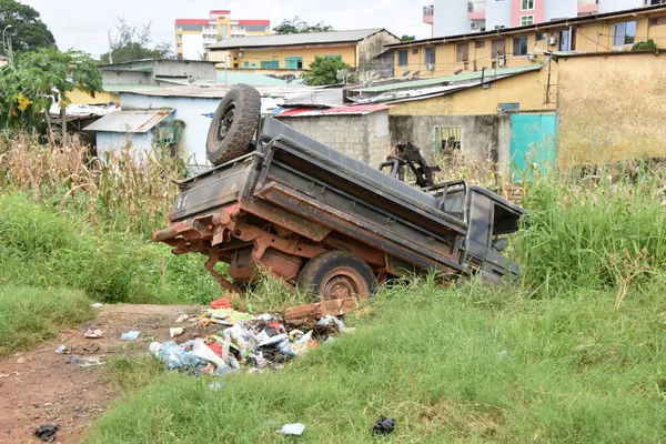 Ces derniers mois, le nom de Doumbouya revient régulièrement dans la presse guinéenne: le colonel a appelé le ministère guinéen de la Défense à doter son département de pouvoirs spéciaux. Sur la photo: camionnette des forces armées guinéennes renversée dans le centre-ville de Conakry lors du putsch organisé par les forces spéciales. Ces derniers mois, le nom de Doumbouya revient régulièrement dans la presse guinéenne: le colonel a appelé le ministère guinéen de la Défense à doter son département de pouvoirs spéciaux. Sur la photo: camionnette des forces armées guinéennes renversée dans le centre-ville de Conakry lors du putsch organisé par les forces spéciales. - Sputnik Afrique