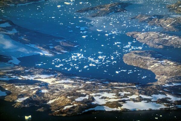 En raison d’un été exceptionnellement chaud, la fonte accélérée a affecté un important glacier du Groenland.Sur la photo: fonte des glaciers et des icebergs au large de la côte est du Groenland. - Sputnik Afrique
