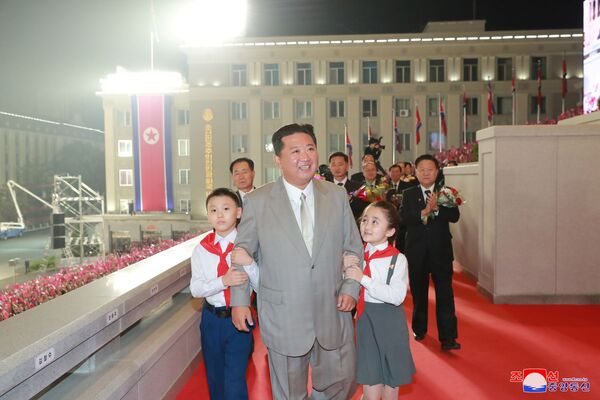 Le dirigeant nord-coréen Kim Jong-un a assisté au défilé, mais n'a pas prononcé de discours traditionnel.Sur la photo: Kim Jong-un lors du défilé militaire en l'honneur du 73e anniversaire de la fondation de la RPDC. - Sputnik Afrique