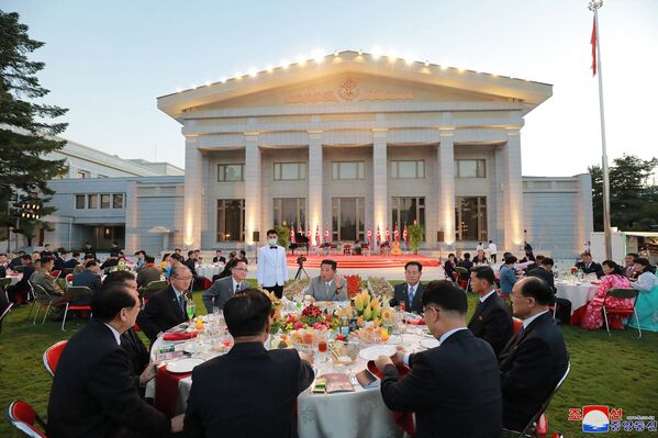 En octobre 2020, les autorités nord-coréennes ont organisé un grand défilé militaire à Pyongyang pour marquer le 75e anniversaire de la fondation du Parti du travail de Corée. Un nouveau missile balistique intercontinental, un missile mer-sol balistique stratégique et d'autres équipements militaires de pointe ont été présentés au défilé.Sur la photo: Kim Jong-un participe aux célébrations marquant le 73e anniversaire de la fondation de la RPDC. - Sputnik Afrique
